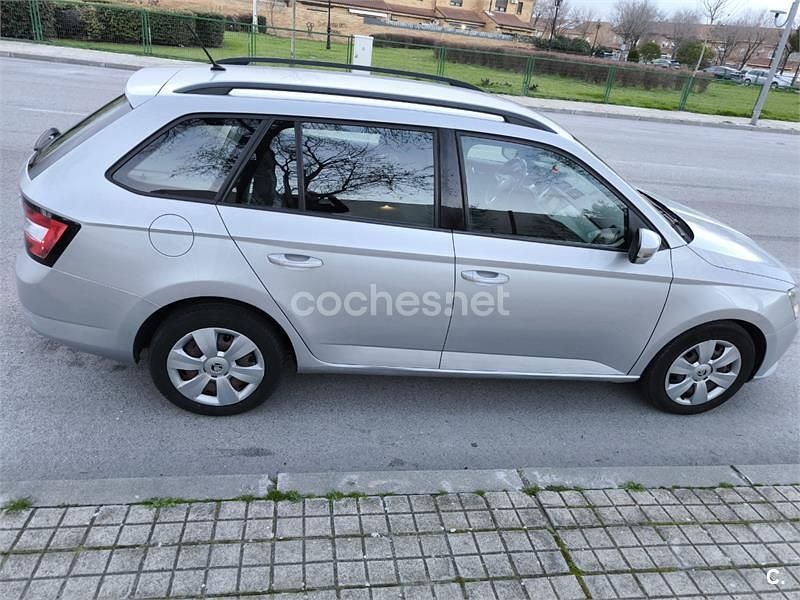 Usado Skoda Fabia Ambition 75 CV (55 kW) 2015 Gris / plata Familiar