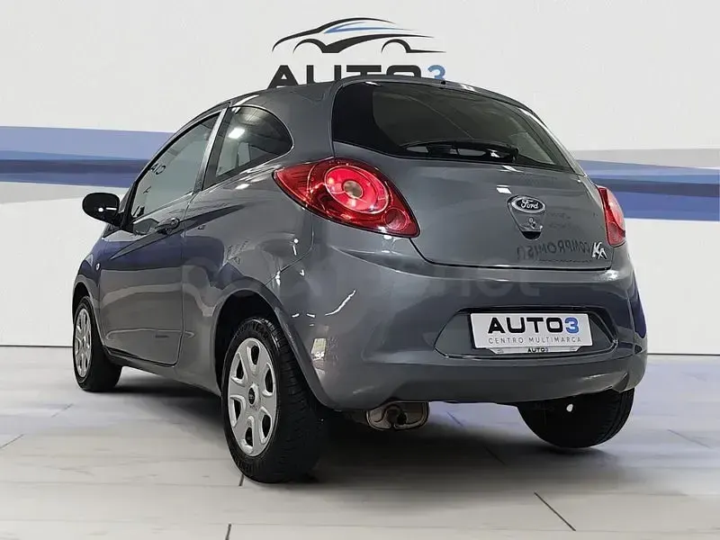 Usado Ford Ka Trend 69 CV (50 kW) 2010 Gris / plata Utilitario