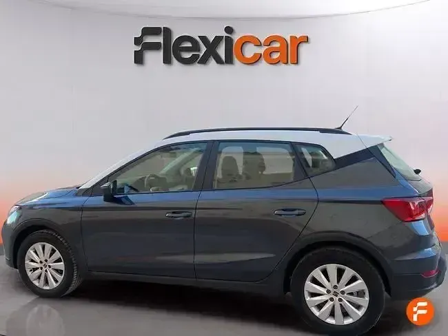Usado Seat Arona Style 110 CV (80 kW) 2022 Gris / plata SUV