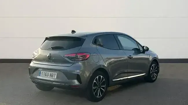 Usado Renault Clio Techno 100 CV (73 kW) 2025 Gris Utilitario