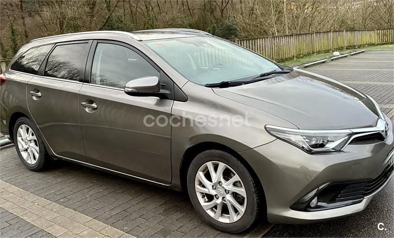Usado Toyota Auris Active 112 CV (82 kW) 2017 Beige Familiar
