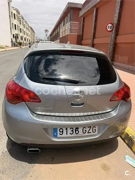 Usado Opel Astra Enjoy 115 CV (84 kW) 2010 Gris / plata Berlina