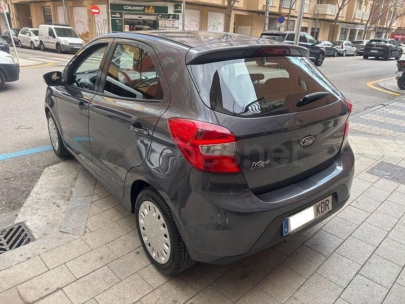 Usado Ford Ka Plus Ultimate 85 CV (62 kW) 2018 Gris / plata Utilitario