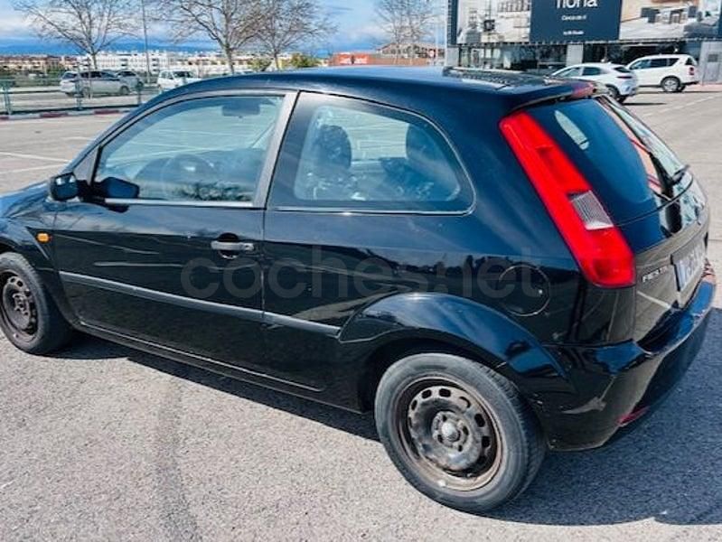 Usado Ford Fiesta Trend 80 CV (58 kW) 2004 Negro Utilitario