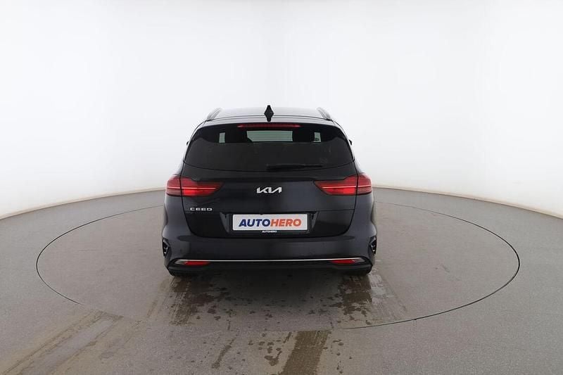 Usado Kia Ceed 120 CV (88 kW) 2022 Negro Utilitario