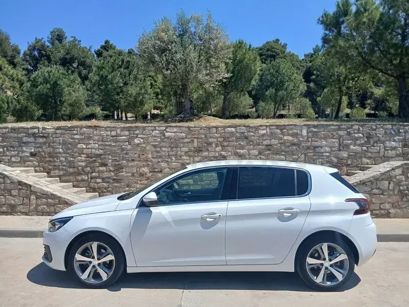 Usado Peugeot 308 Allure 130 CV (95 kW) 2020 Blanco Berlina