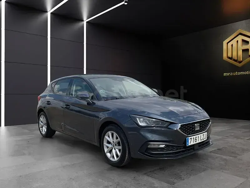 Usado Seat Leon Style 130 CV (95 kW) 2022 Gris / plata Berlina