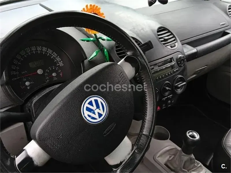 Usado VW New Beetle 150 CV (110 kW) 2001 Gris / plata Utilitario