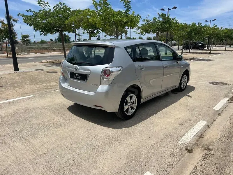 Usado Toyota Verso Advance 126 CV (92 kW) 2009 Gris / plata Monovolumen