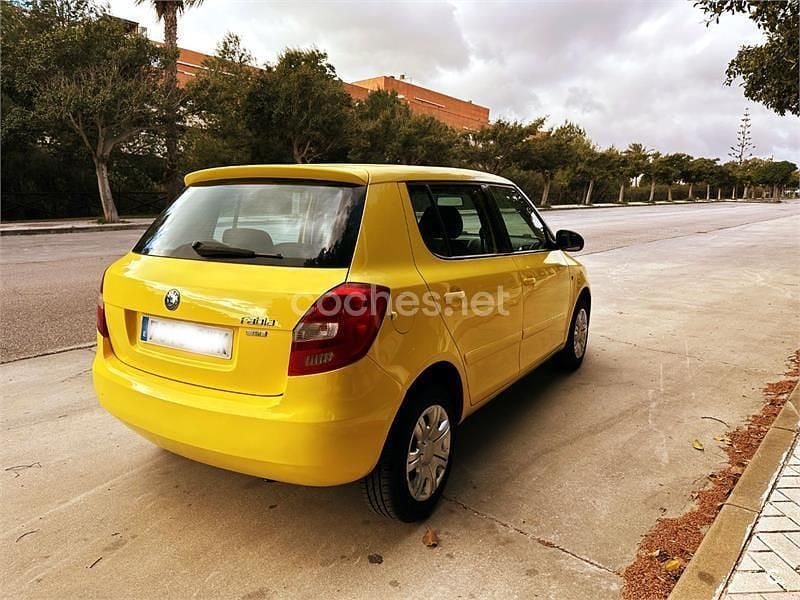 Usado Skoda Fabia Style 85 CV (62 kW) 2010 Amarillo Berlina
