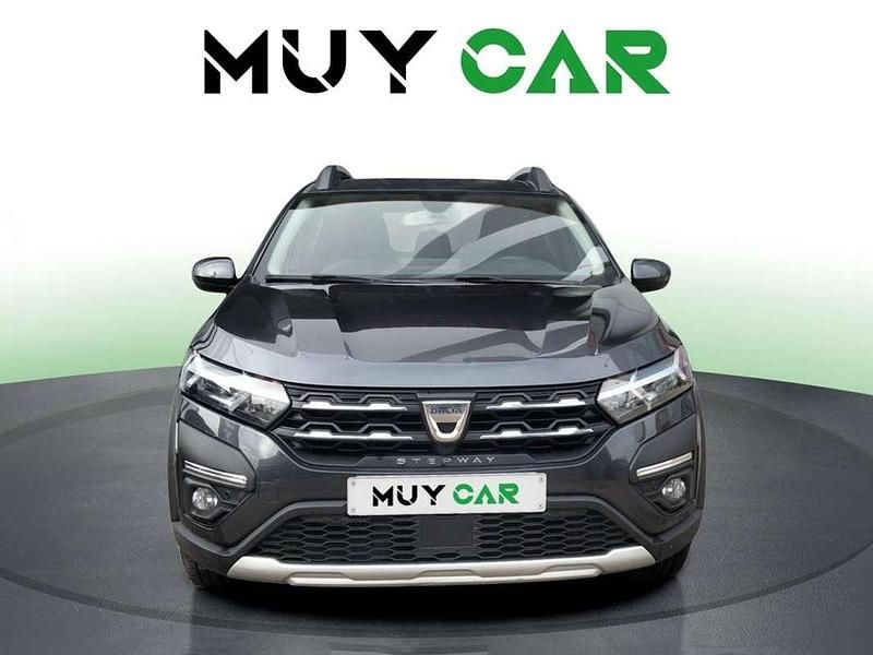 Usado Dacia Sandero Comfort 91 CV (66 kW) 2021 Gris Utilitario