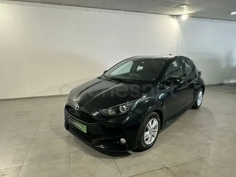 Usado Toyota Yaris Hybrid Plus 116 CV (85 kW) 2021 Negro Berlina