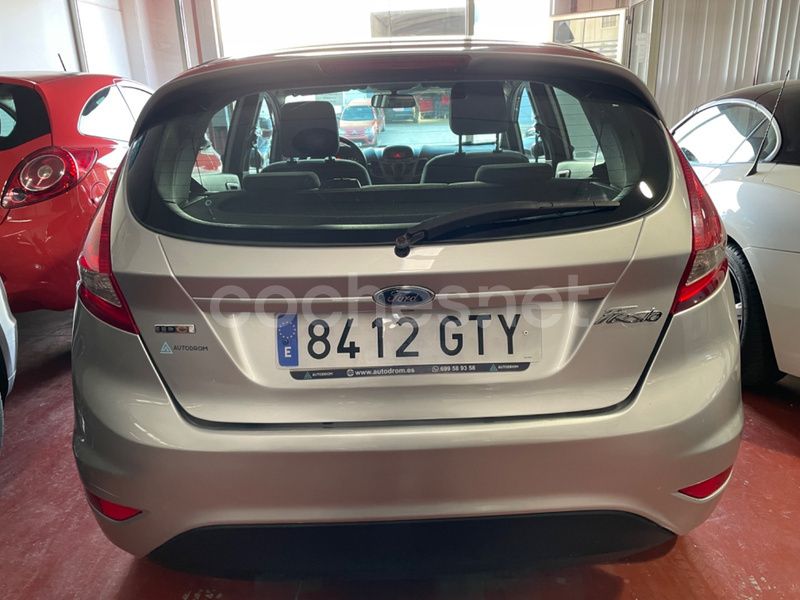 Usado Ford Fiesta Trend 68 CV (50 kW) 2010 Gris / plata Utilitario