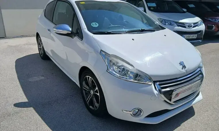 Usado Peugeot 208 Allure 92 CV (67 kW) 2014 Blanco Utilitario