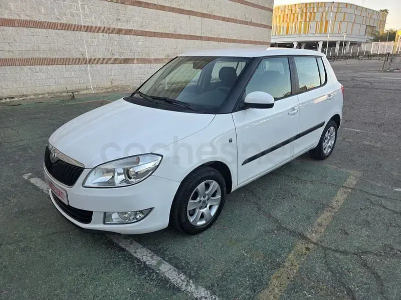 Usado Skoda Fabia Ambition 60 CV (44 kW) 2013 Blanco Berlina