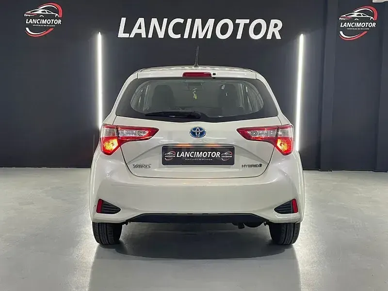 Usado Toyota Yaris Hybrid 100 CV (73 kW) 2020 Blanco Berlina