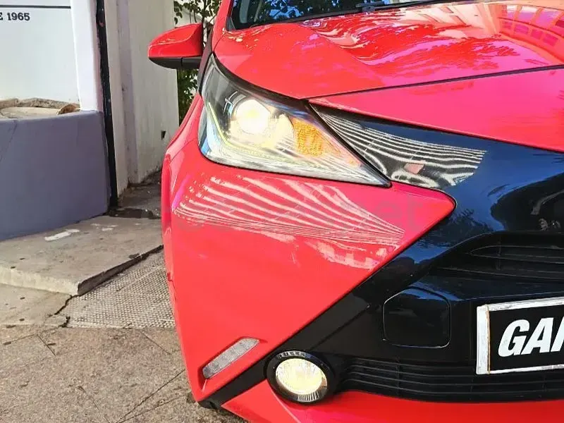 Usado Toyota Aygo X-play 69 CV (50 kW) 2015 Granate Utilitario