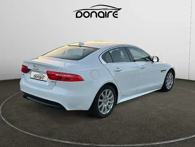 Usado Jaguar XE Prestige 180 CV (132 kW) 2016 Blanco Berlina