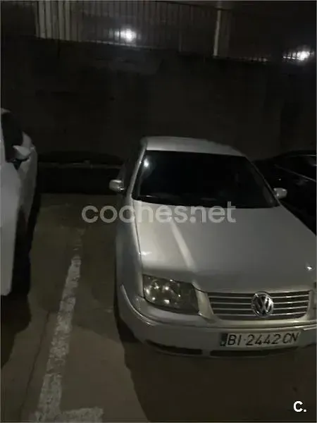 Usado VW Bora Trendline 110 CV (80 kW) 1999 Gris / plata Berlina