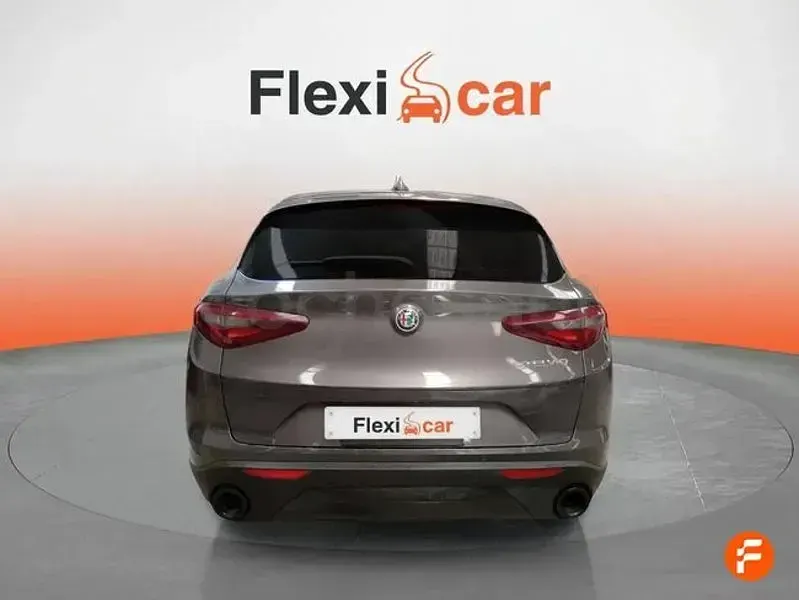 Usado Alfa Romeo Stelvio Sprint 160 CV (117 kW) 2022 Gris / plata SUV
