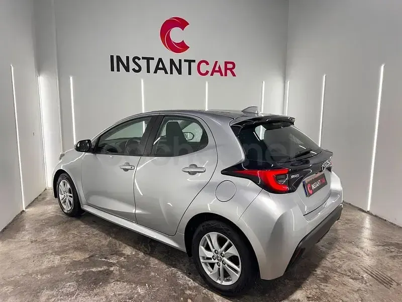 Usado Toyota Yaris 125 CV (91 kW) 2023 Gris / plata Utilitario