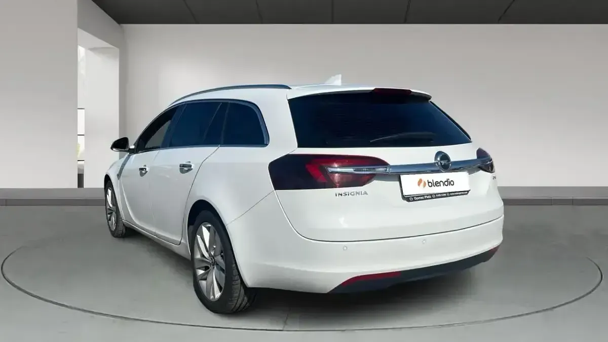Usado Opel Insignia Selective 136 CV (100 kW) 2017 Blanco Familiar