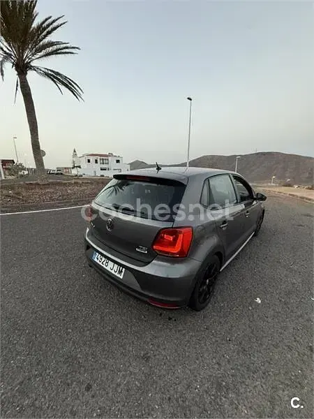 Usado VW Polo 90 CV (66 kW) 2017 Gris / plata Berlina