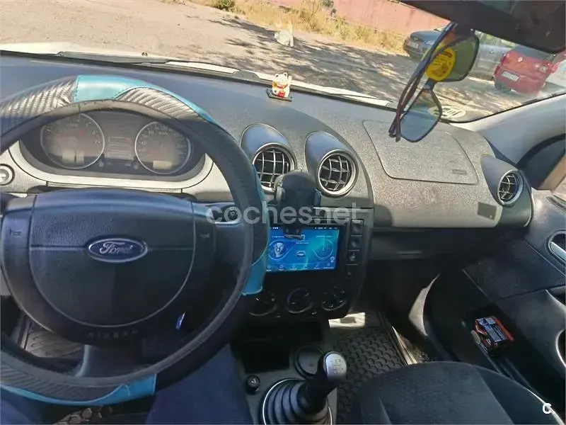 Usado Ford Fiesta 80 CV (58 kW) 2005 Blanco Utilitario