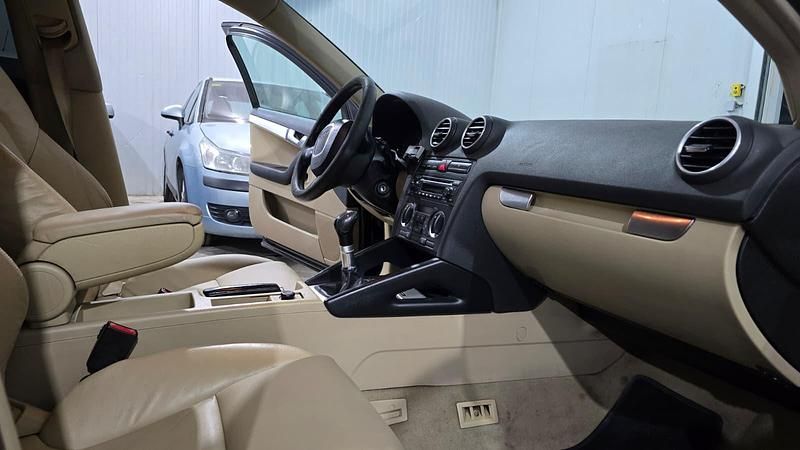 Usado Audi A3 Sportback Attraction 140 CV (102 kW) 2005 Negro Utilitario