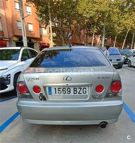 Usado Lexus IS200 155 CV (114 kW) 2002 Gris / plata Berlina