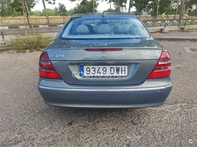 Usado Mercedes E320 Avantgarde 204 CV (150 kW) 2006 Gris / plata Berlina
