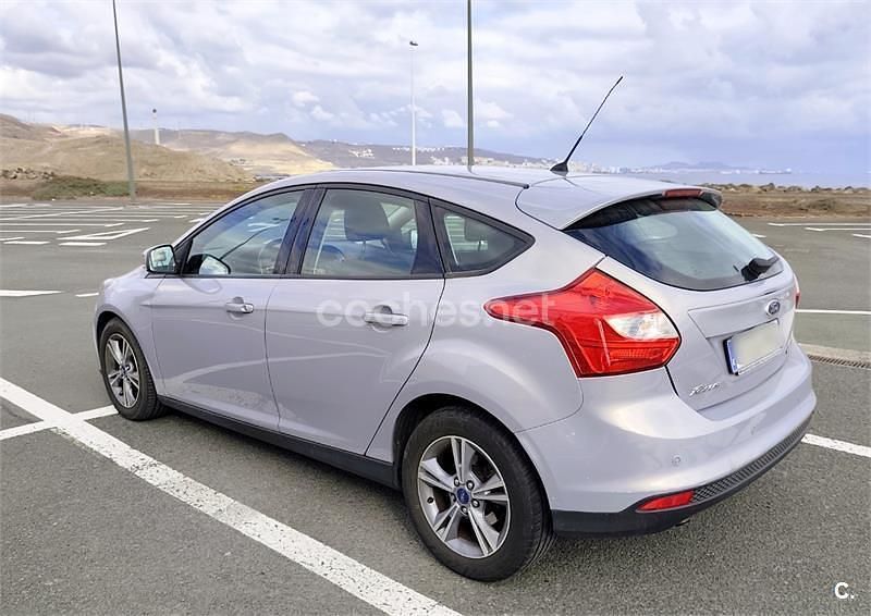 Usado Ford Focus 125 CV (91 kW) 2014 Gris / plata Berlina