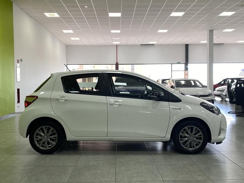Usado Toyota Yaris Hybrid Active 116 CV (85 kW) 2020 Blanco Berlina