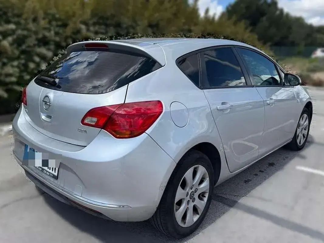 Usado Opel Astra Selective 110 CV (80 kW) 2014 Gris Utilitario