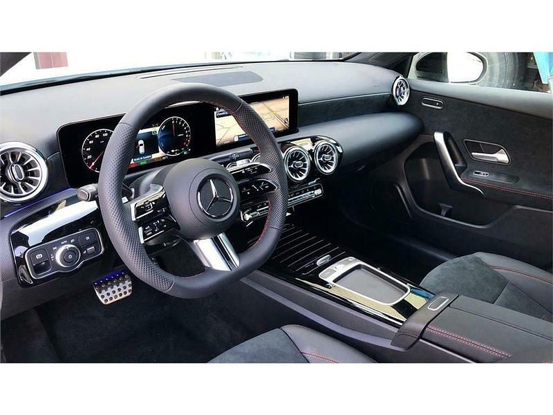 Usado Mercedes A180 AMG line 136 CV (100 kW) 2024 Blanco Berlina