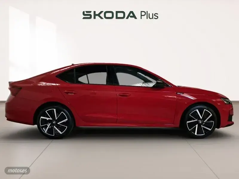 Usado Skoda Octavia SportLine 150 CV (110 kW) 2025 Rojo Berlina