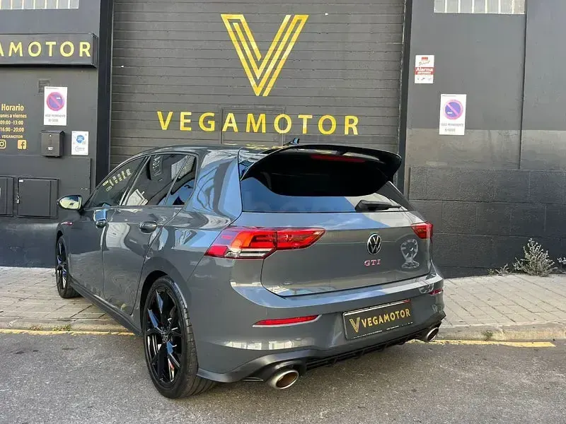 Usado VW Golf VIII GTI Clubsport 301 CV (221 kW) 2022 Gris / plata Berlina