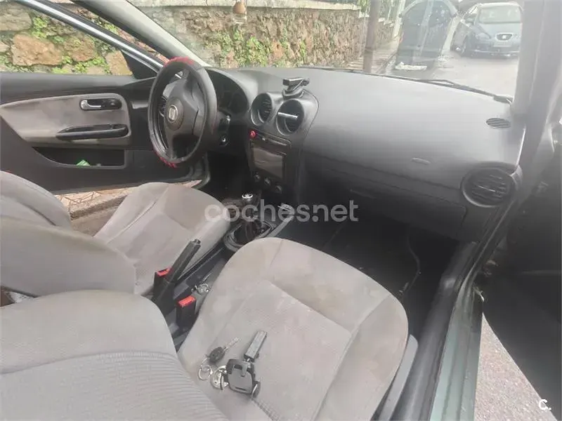 Usado Seat Ibiza Stella 75 CV (55 kW) 2003 Verde Utilitario