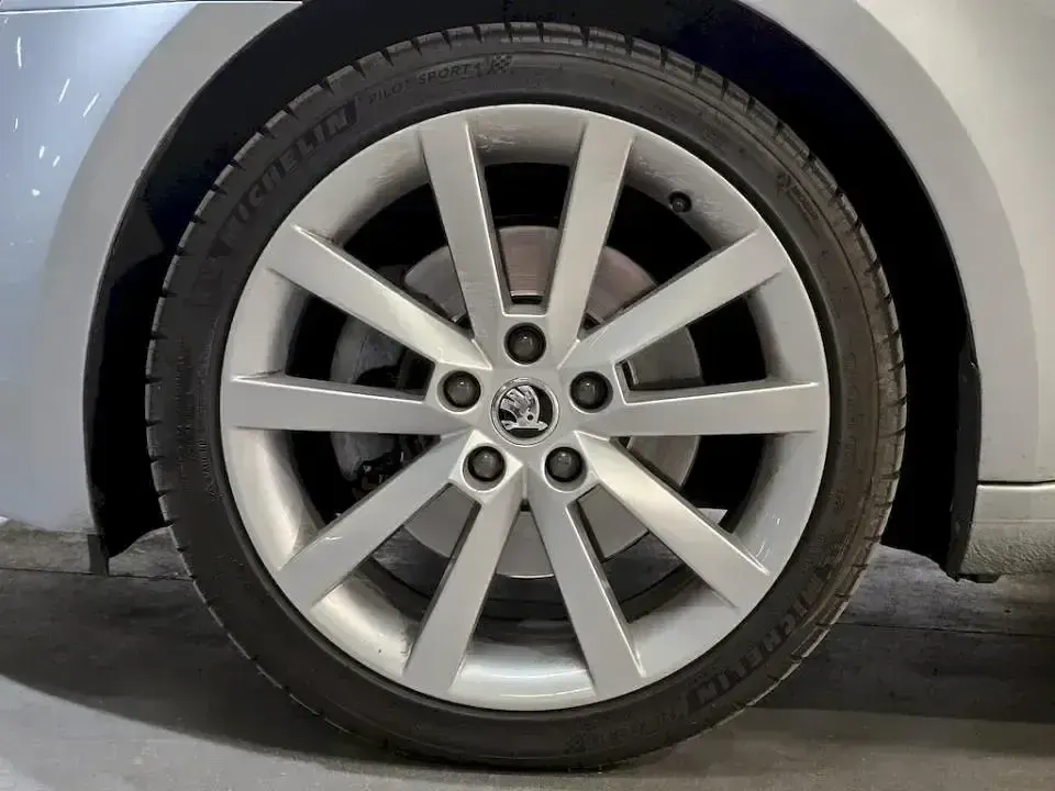 Usado Skoda Octavia Style 180 CV (132 kW) 2016 Gris / plata Familiar