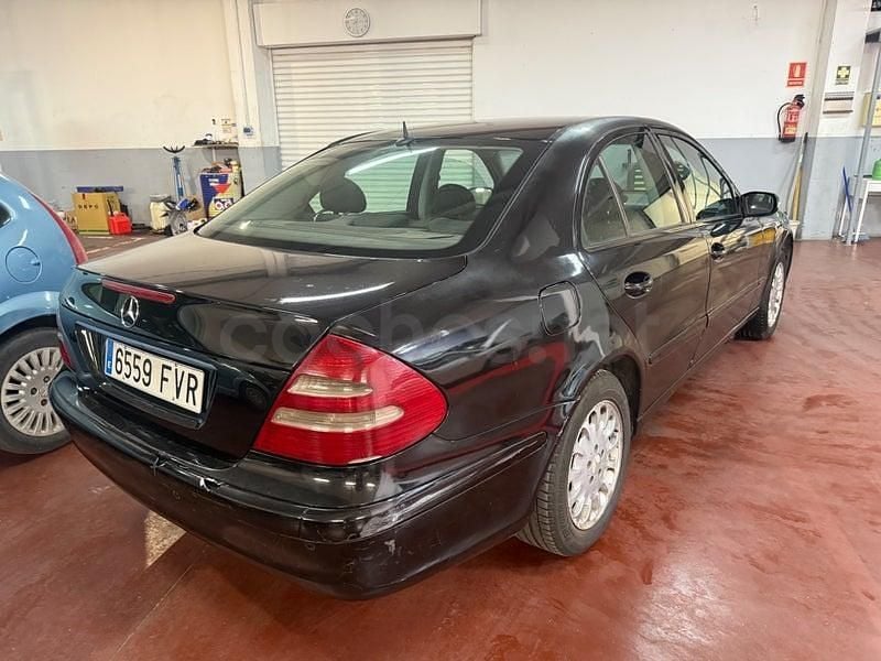 Usado Mercedes E220 Elegance 150 CV (110 kW) 2004 Negro Berlina