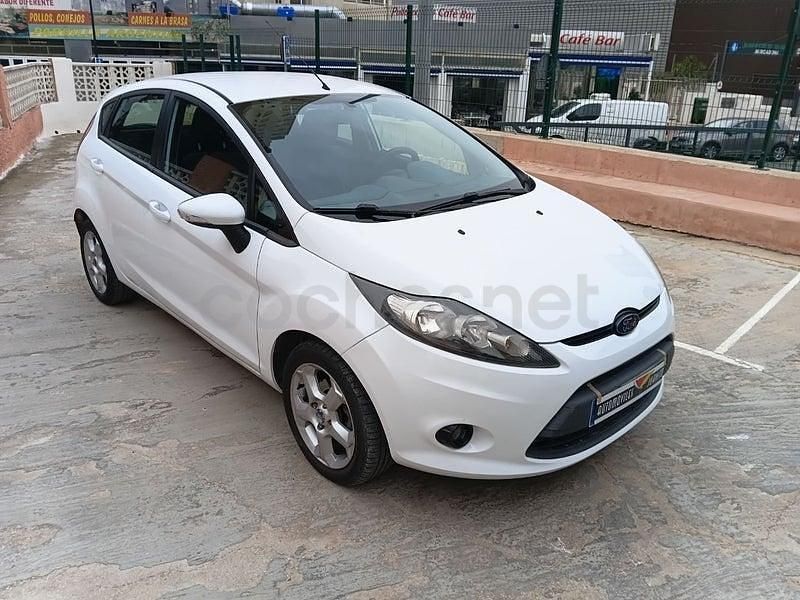 Usado Ford Fiesta Ambiente 68 CV (50 kW) 2009 Blanco Utilitario
