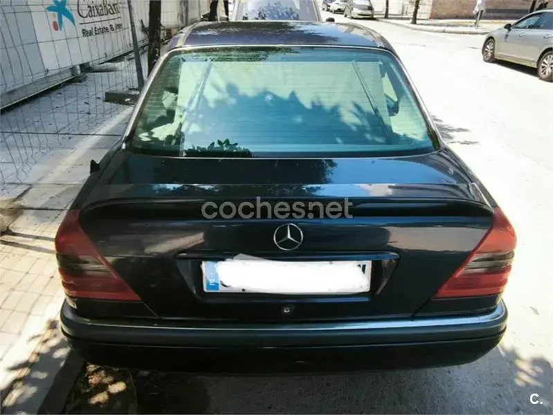Usado Mercedes C250 Elegance 150 CV (110 kW) 2000 Azul Berlina
