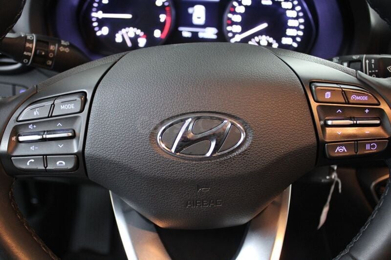 Usado Hyundai i30 120 CV (88 kW) 2021 Rojo Berlina