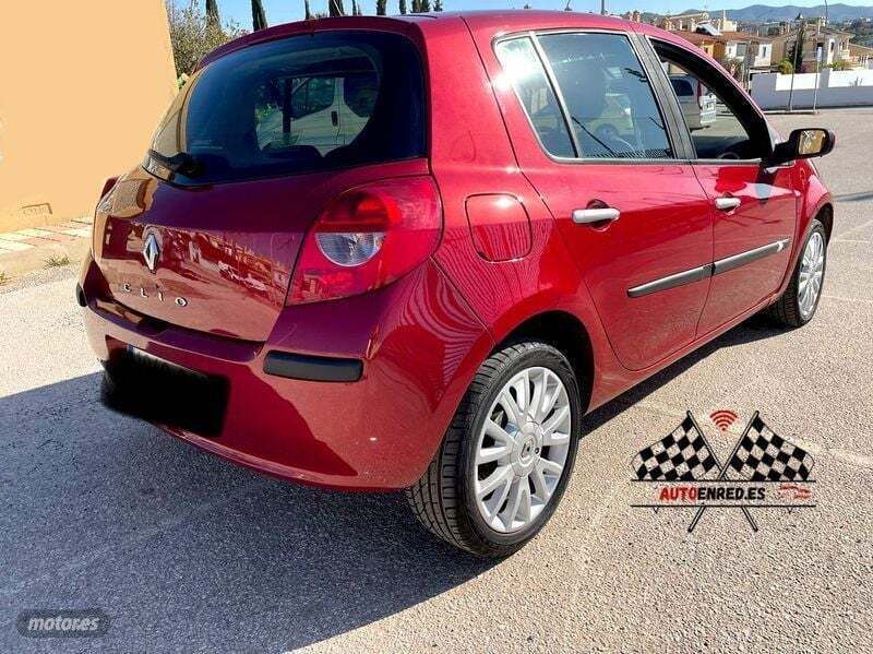 Usado Renault Clio II 85 CV (62 kW) 2008 Rojo Berlina