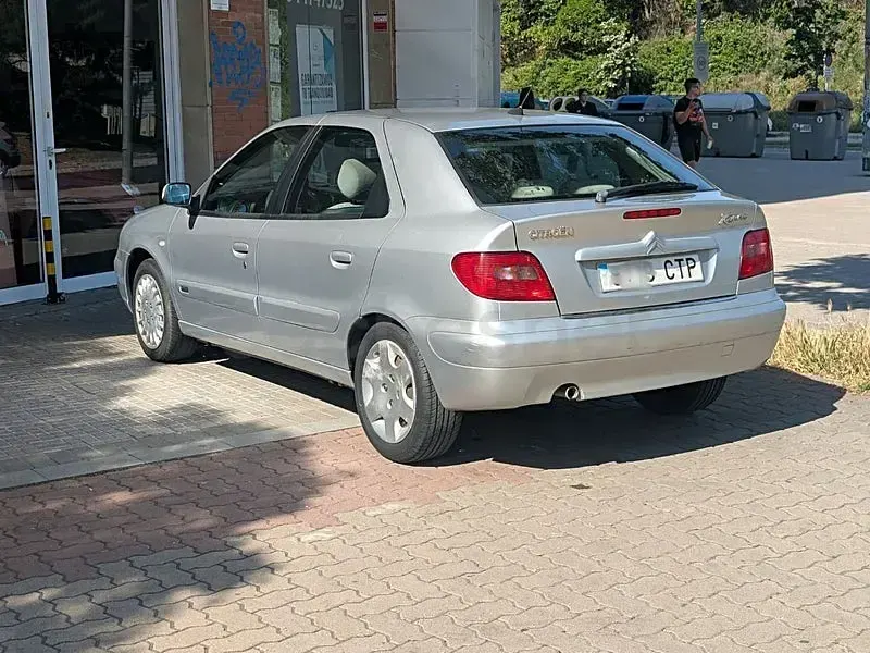 Usado Citroën Xsara 110 CV (80 kW) 2004 Gris / plata Berlina