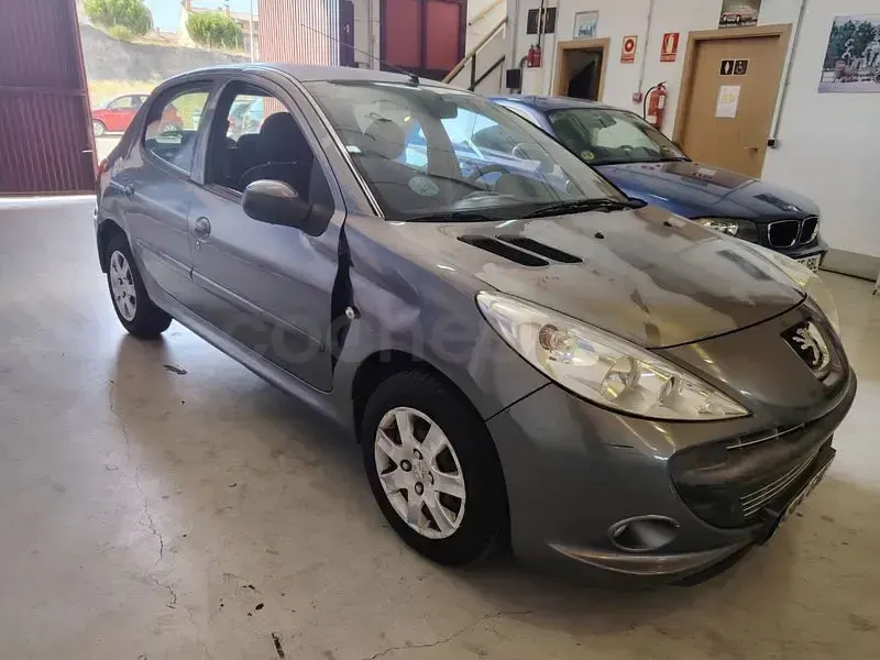 Usado Peugeot 206 60 CV (44 kW) 2010 Gris / plata Berlina