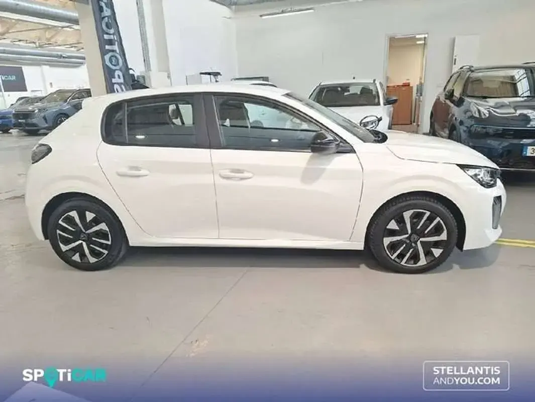 Usado Peugeot 208 Active 102 CV (75 kW) 2024 Blanco Utilitario