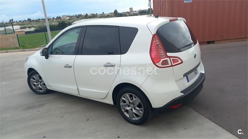 Usado Renault Scénic III 95 CV (69 kW) 2011 Blanco Monovolumen