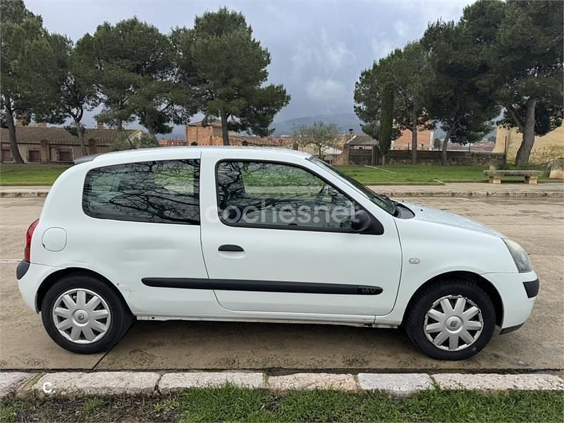 Usado Renault Clio II Authentique 75 CV (55 kW) 2004 Blanco Berlina