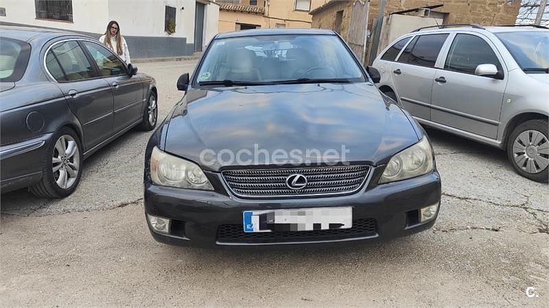 Usado Lexus IS200 Luxury Line 155 CV (114 kW) 2003 Gris / plata Familiar